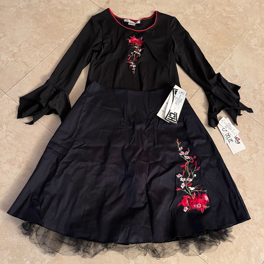 NWT 🏷️ Black & red embroidered fairycore blouse with bell sleeves